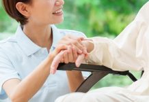 介護両立支援の「形」を模索 週休3日制・休業中の経済的支援も